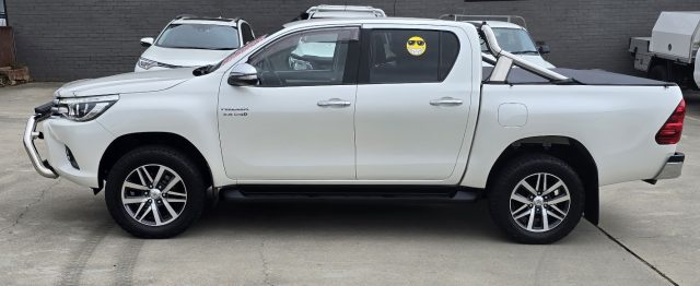 2017 Toyota Hilux - Image 8