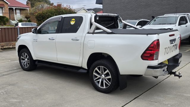 2017 Toyota Hilux - Image 9