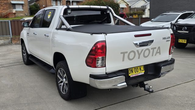 2017 Toyota Hilux - Image 10