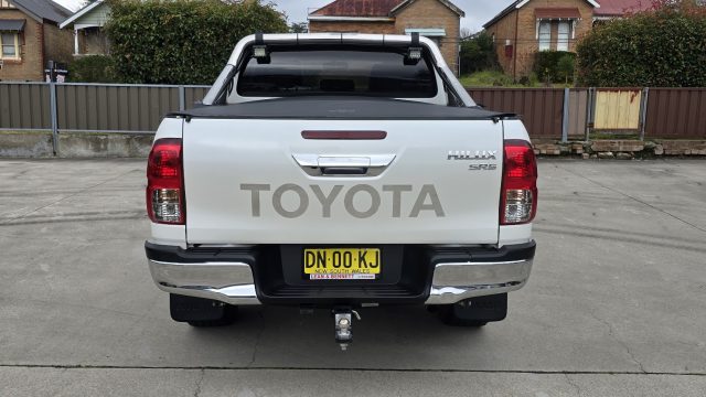 2017 Toyota Hilux - Image 11