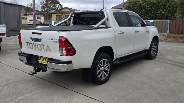2017 Toyota Hilux - Image 12