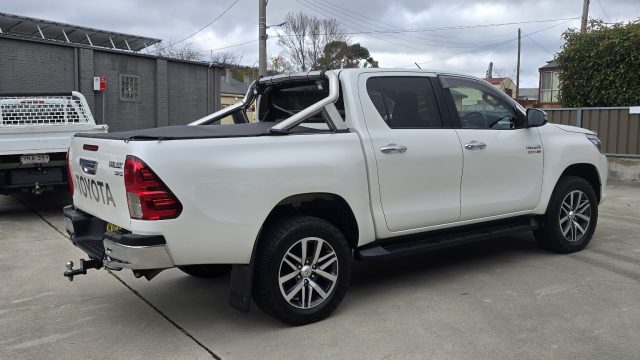 2017 Toyota Hilux - Image 13