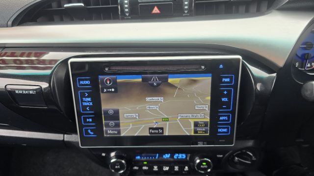 2017 Toyota Hilux - Image 20