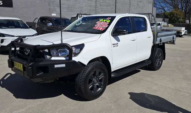 2023 Toyota Hilux - Image 2
