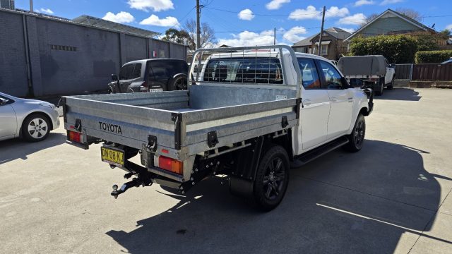 2023 Toyota Hilux - Image 8