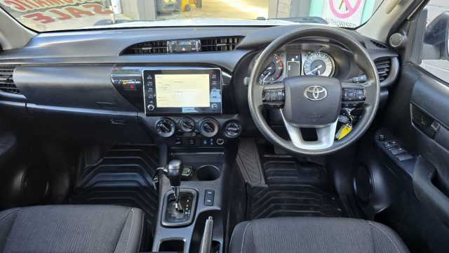 2023 Toyota Hilux - Image 11