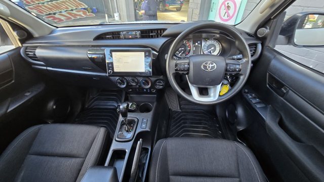 2023 Toyota Hilux - Image 12