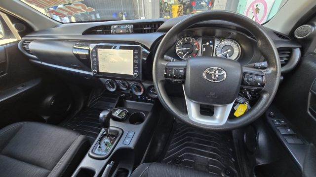 2023 Toyota Hilux - Image 13