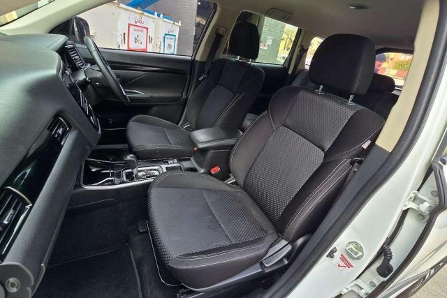 2019 MITSUBISHI OUTLANDER - Image 2
