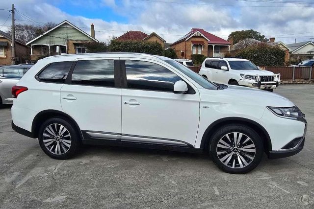 2019 MITSUBISHI OUTLANDER - Image 4