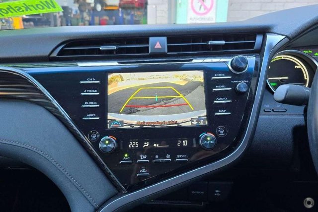 2019 Toyota Camry Hybrid - Image 2