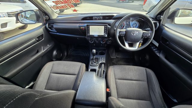 2021 Toyota Hilux - Image 2