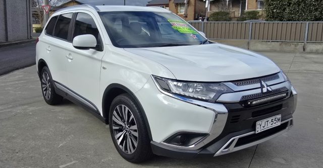 2019 MITSUBISHI OUTLANDER - Image 2