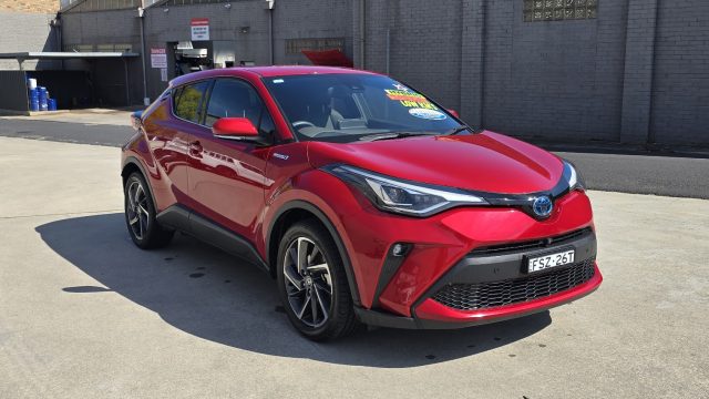2020 Toyota C-HR Hybrid - Image 10