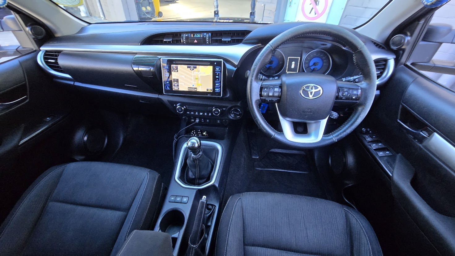 2016 Toyota Hilux - Image 16