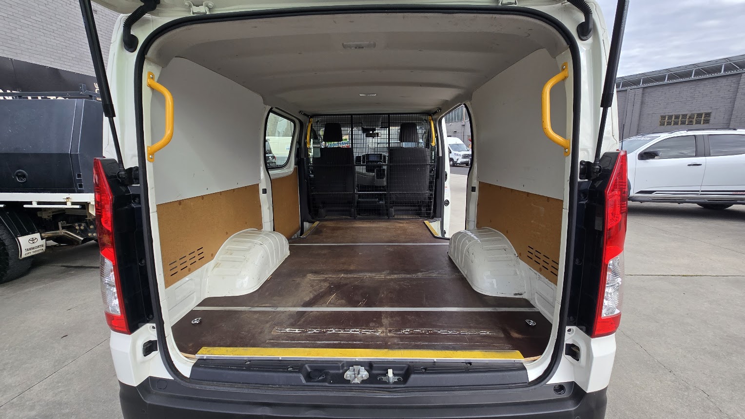 2020 Toyota Hiace - Image 14