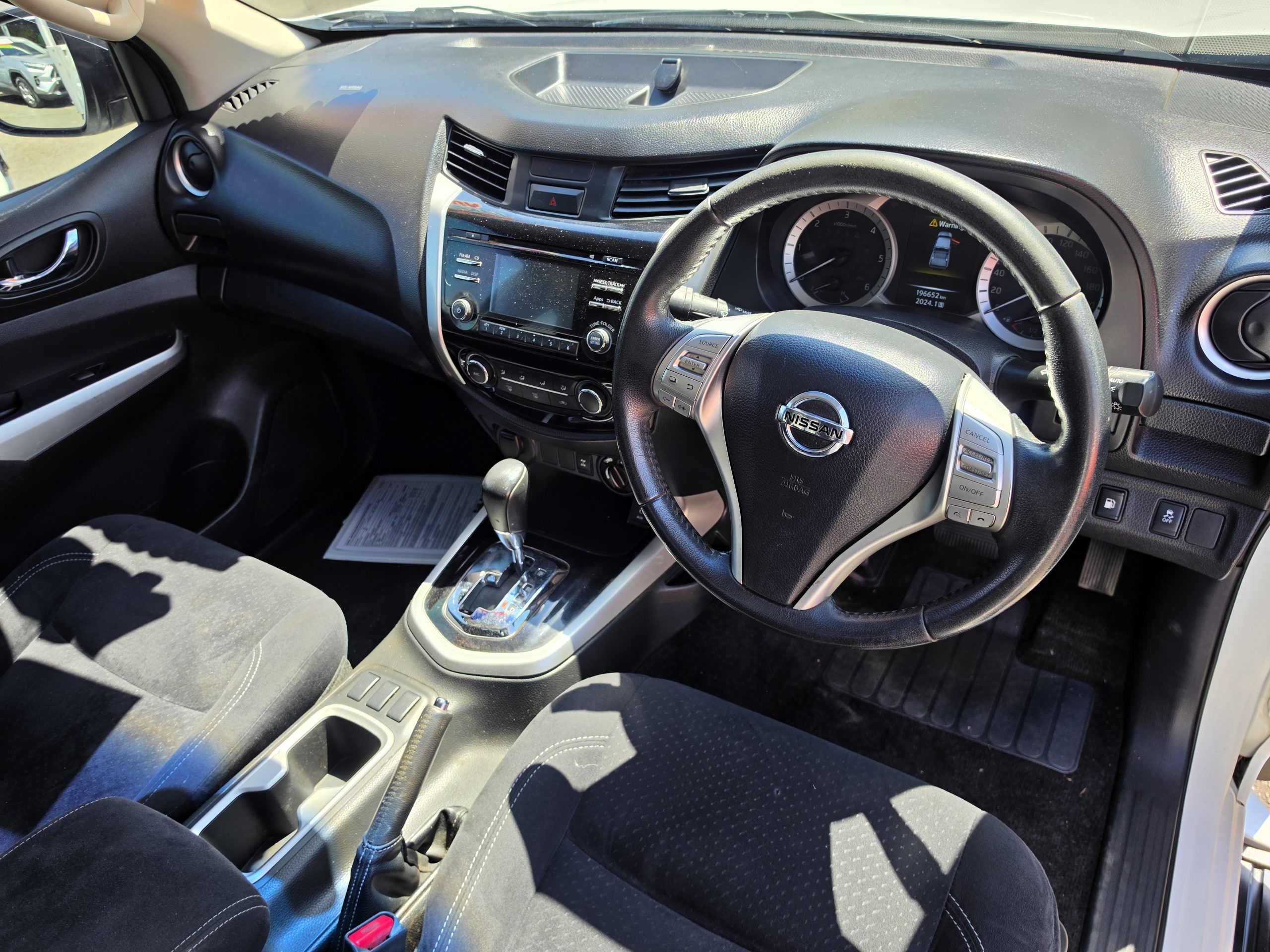 2015 NISSAN NAVARA - Image 2