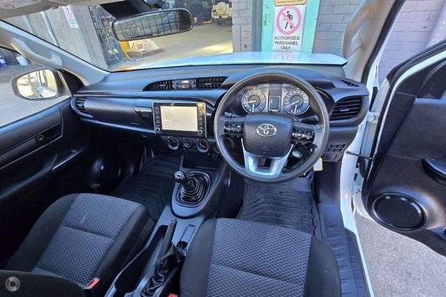 2021 Toyota Hilux - Image 3