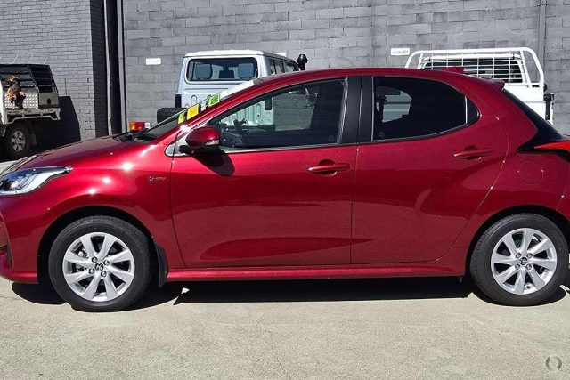 2024 Toyota Yaris HB Hybrid - Image 8