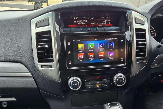 2017 MITSUBISHI PAJERO - Image 9